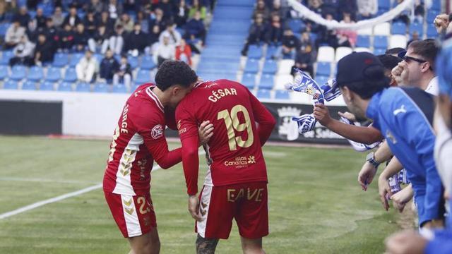 Jeremy felicita a César, hasta la fecha último anotador del representativo. |