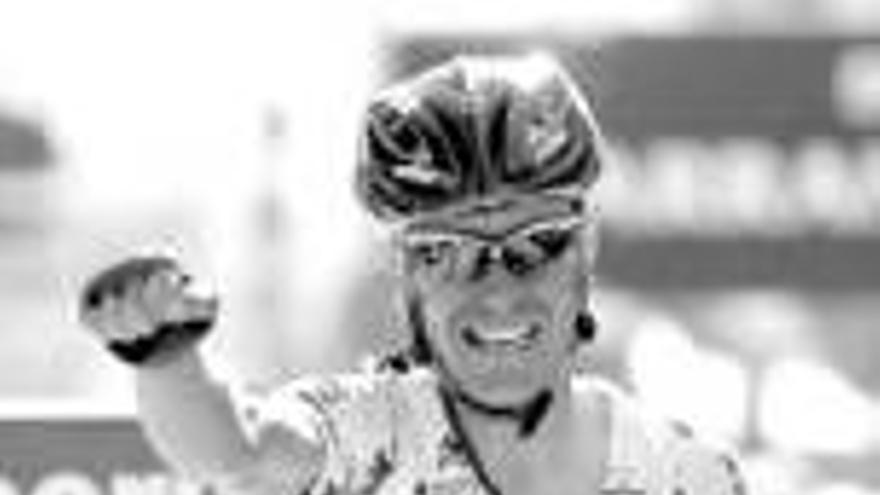 Una caída tonta avisa a Contador en la Vuelta
