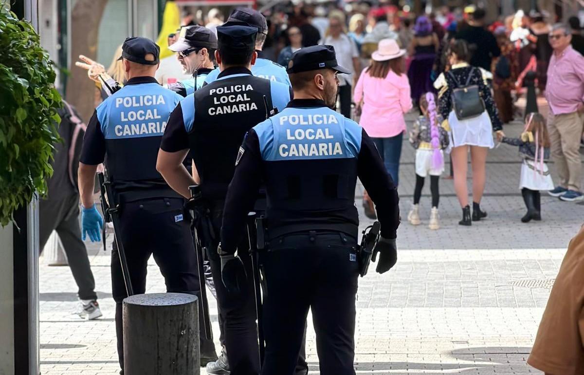 Policías locales de Santa Cruz de Tenerife, durnate un servicio en los carnavales.
