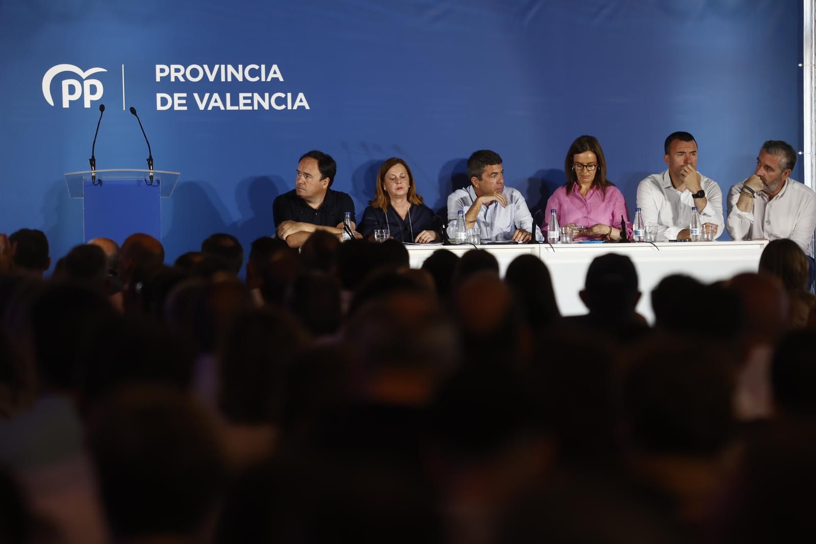 Mazón y el resto de la cúpula del PP en la junta provincial de los populares en Nàquera