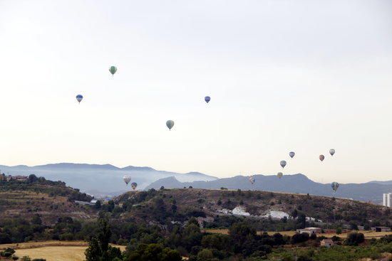 Més de cinquanta globus d'arreu del món aixequen el vol a Igualada en la 21a edició de l'European Balloon Festival