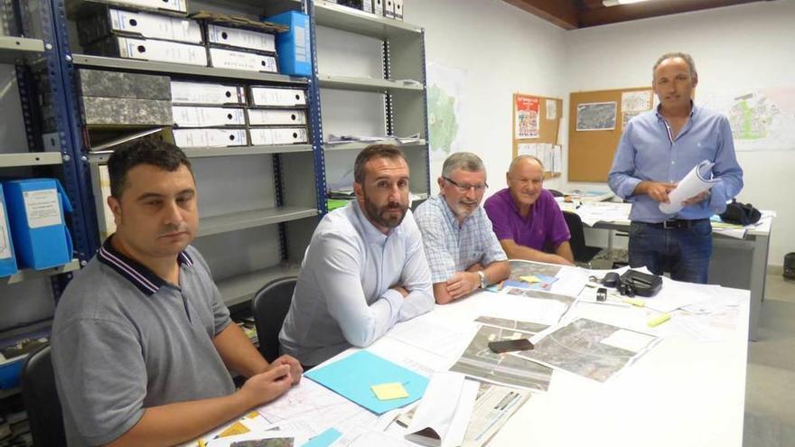 Los ediles del equipo de gobierno Javier Rodríguez y Alberto Pajares; José Manuel Miranda, de Foro; Juan Camino, del PINSI, y el ingeniero municipal, Juan Carlos Álvarez, con los planos del proyecto.