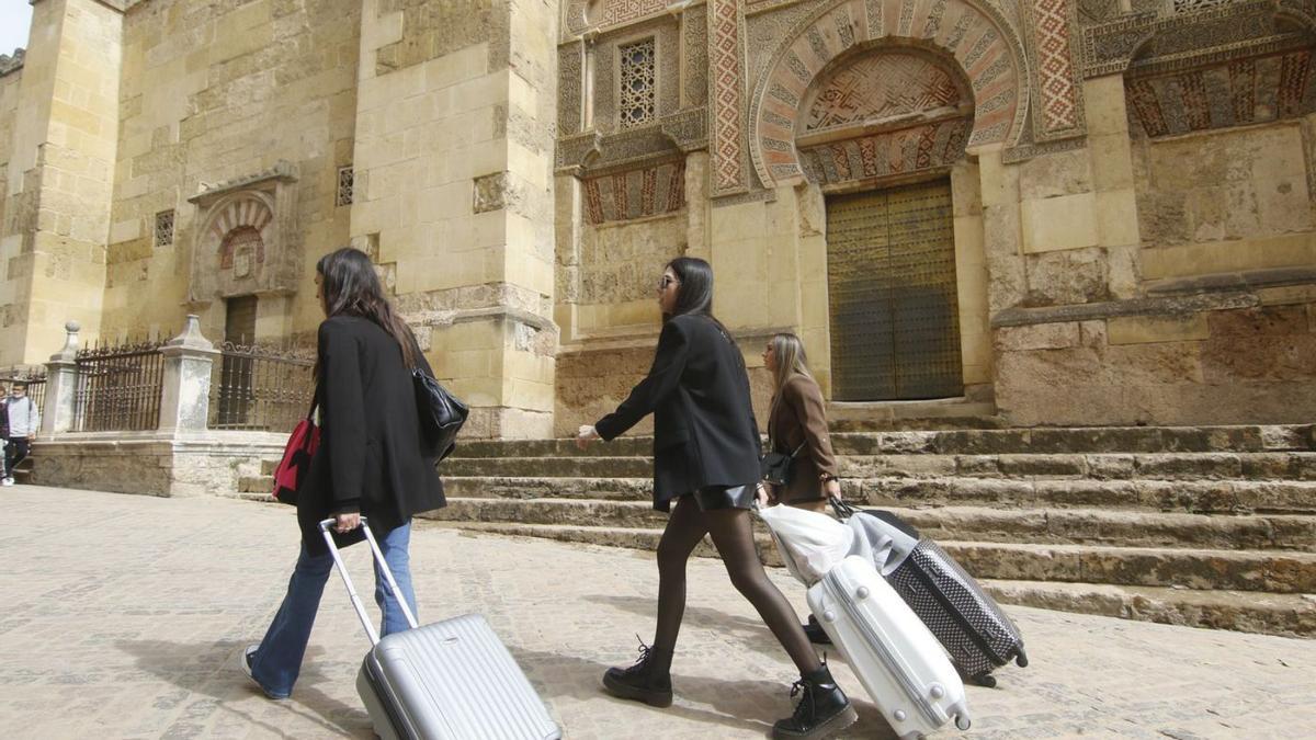 Turistas, junto a la Mezquita, en un día con menos paseantes de lo habitual.