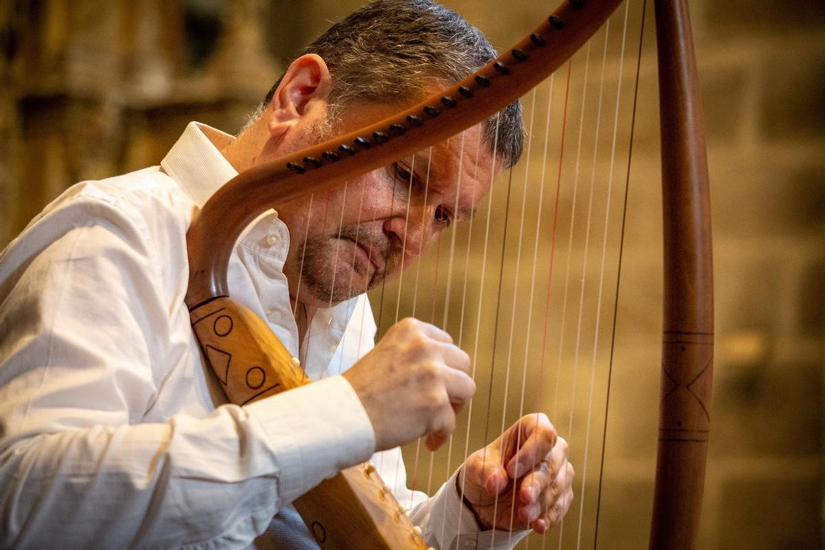 El arpista Manuel Vilas protagonizará el concierto con las réplicas de los instrumentos en la iglesia de San Francisco.
