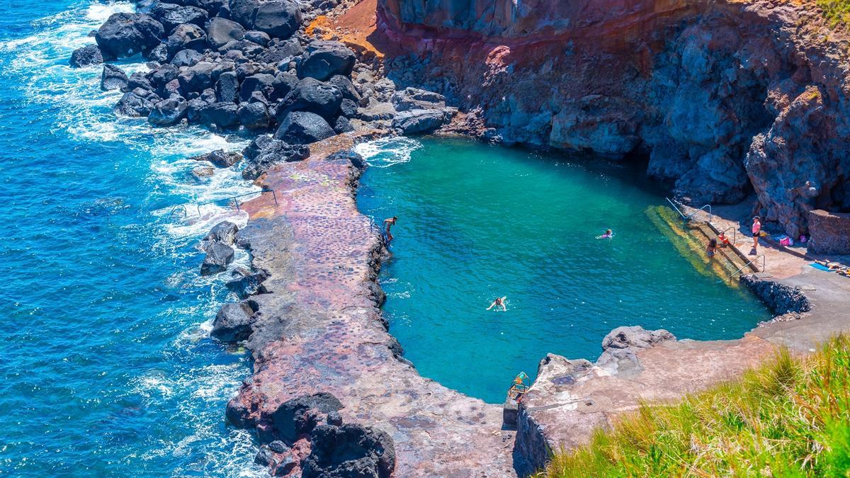 Vista panorámica de una de las piscinas naturales de Azores.
