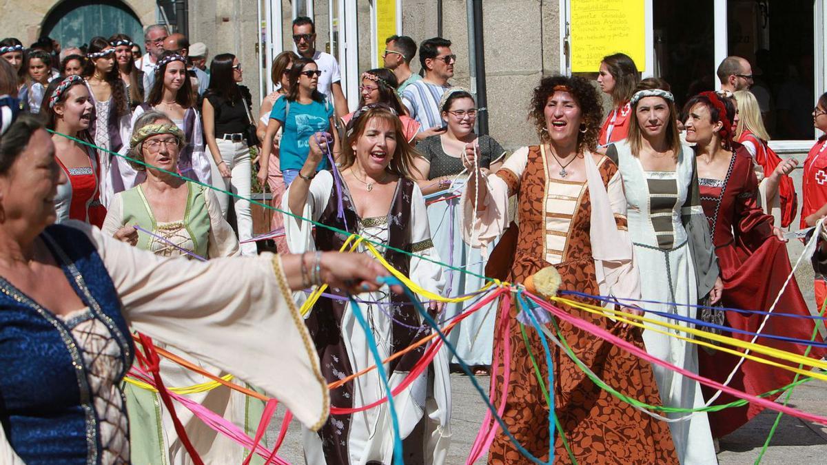 Las Donas sen Cabaleiros bailaron en el centro de Ribadavia.   | // IÑAKI OSORIO