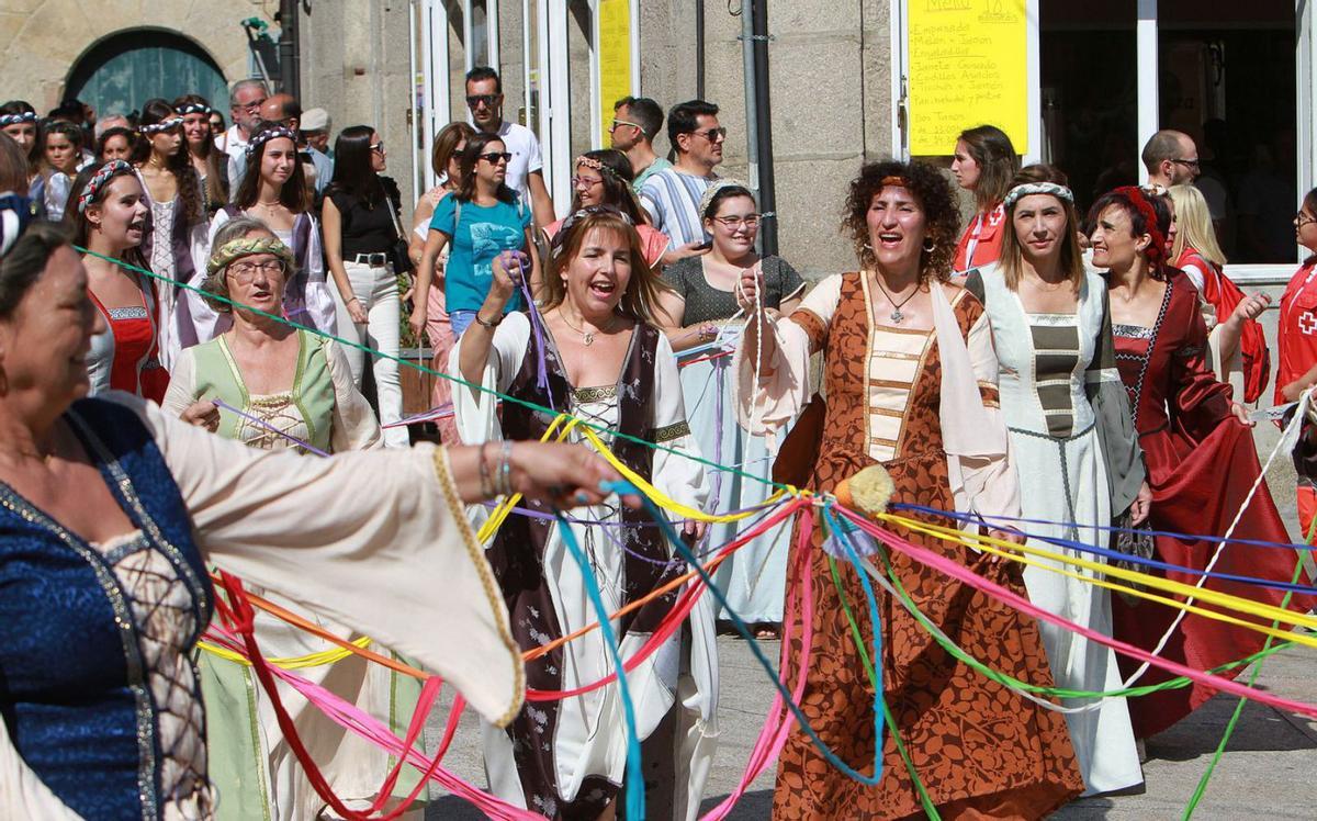 Las Donas sen Cabaleiros bailaron en el centro de Ribadavia.   | // IÑAKI OSORIO