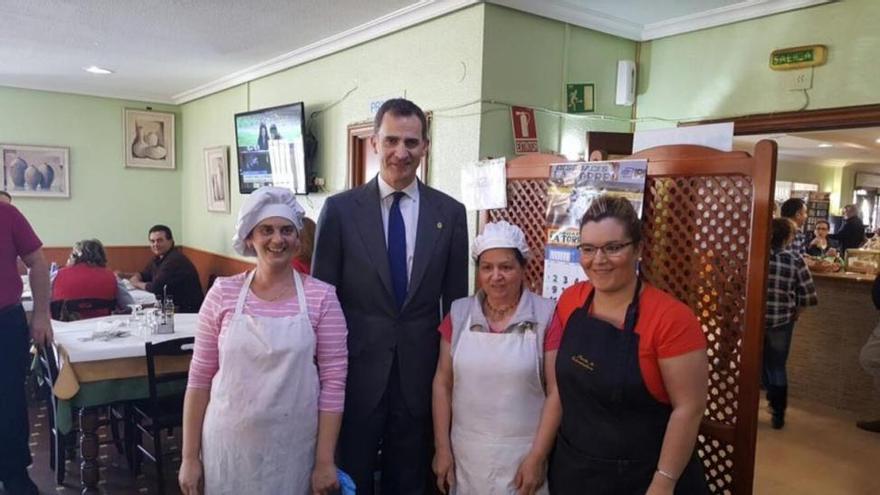 El rey come en un bar de carretera tras acudir a un acto en Extremadura