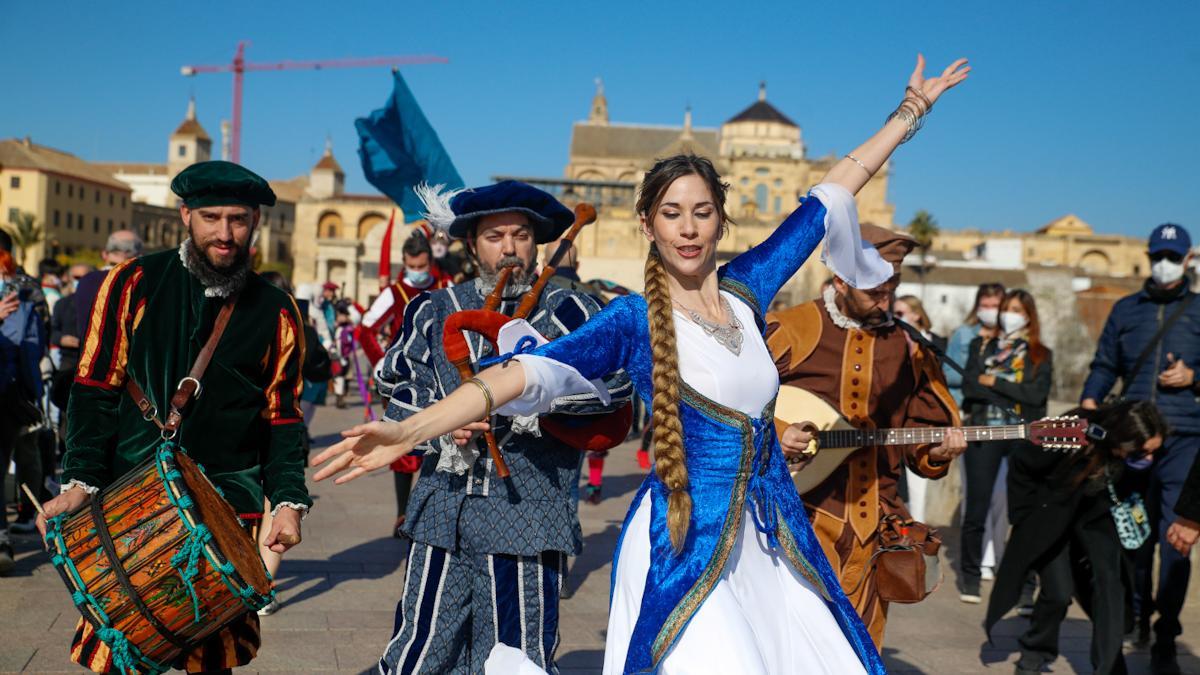 Un pasacalles multicolor inaugura el Mercado Renacentista de Córdoba