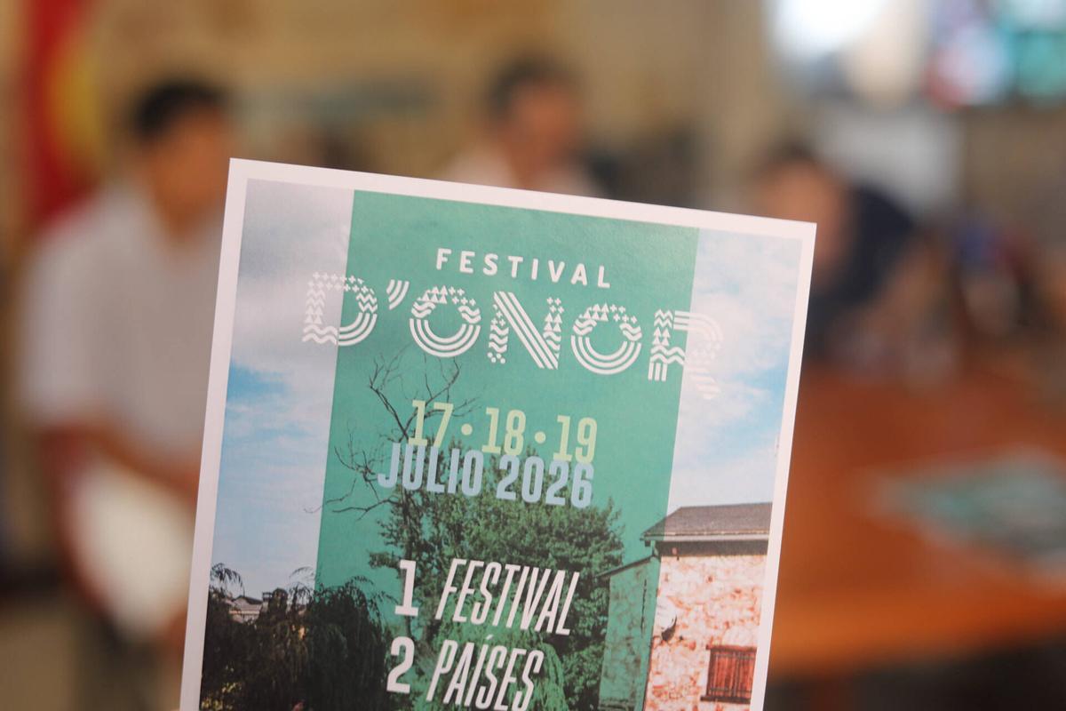 Zamora. El vicepresidente primero de la Diputación, Víctor López de la Parte; el secretario general de la FRAH, José Luis Gonzalez Prada, y un representante del colectivo organizador presentan el Festival D'Onor. En la capilla anexa al lugar donde se celebra la rueda de prensa prev