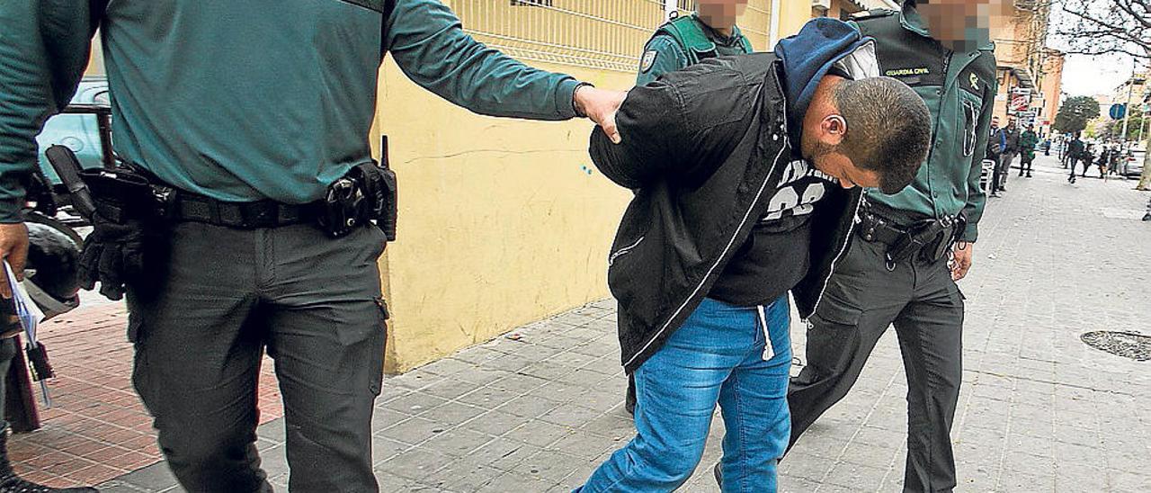 Imagen del traslado de uno de los detenidos ayer en Alicante