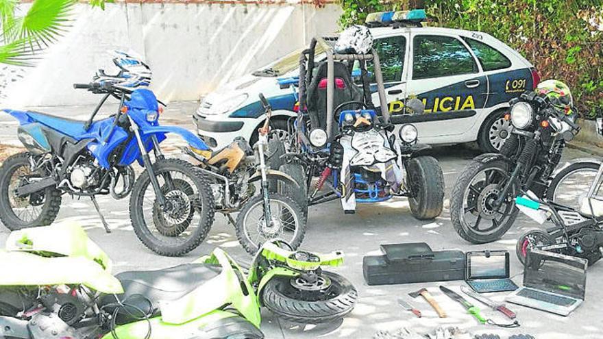 Vehículos y objetos recuperados por la policía.