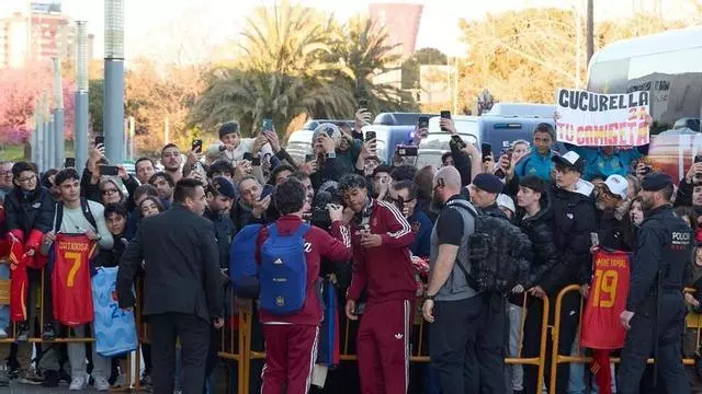 La selección llegó a Barcelona y Lamine tuvo su gran momento con la afición