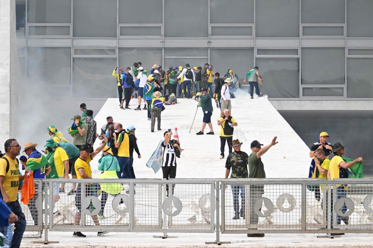 Seguidores del expresidente brasileño Jair Bolsonaro invadieron este domingo el Palacio de Planalto, sede del Ejecutivo, en Brasilia.