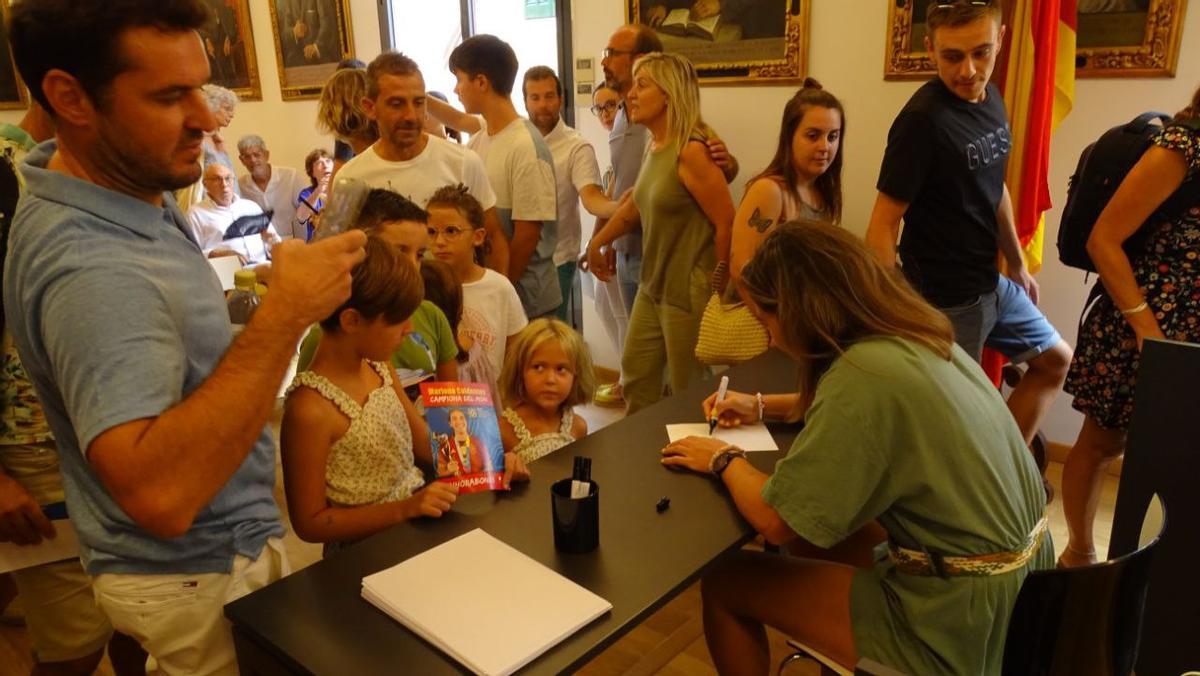 Mariona Caldentey firma autógrafos en Felanitx.