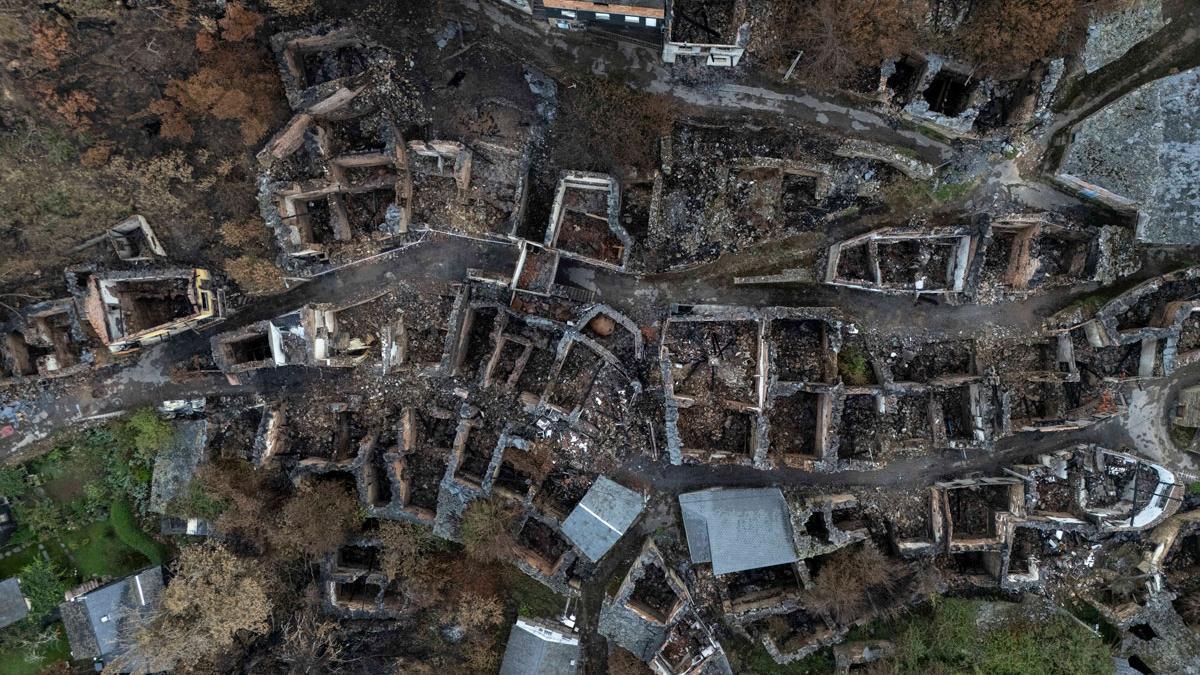 Estado en el que quedó un conjunto de viviendas en tras el incendio del pasado verano en Vilamartín de Valdeorras (Ourense).
