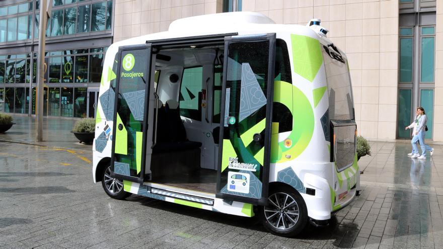 El primer autobús autònom de la ciutat de Barcelona, davant el WTC al Port de Barcelona