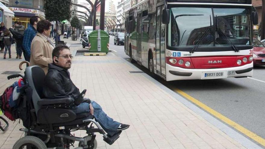 Alejandro Oviaño espera la llegada de un autobús de la línea 6 de Emtusa.