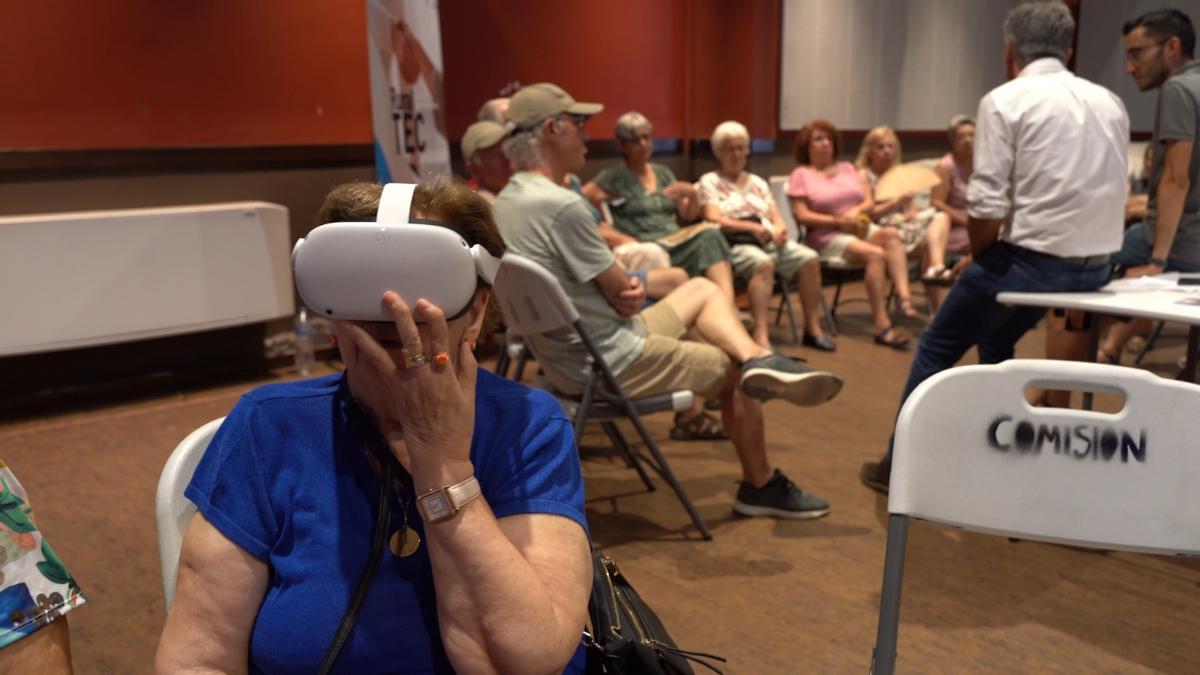 Una mujer mayor prueba las gafas de realidad virtual.