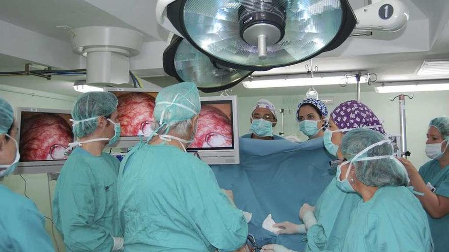 Médicos realizan una cirugía bariátrica.