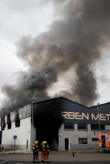 Incendio en una empresa del Polígono Industrial la Fillola, en Aldaia