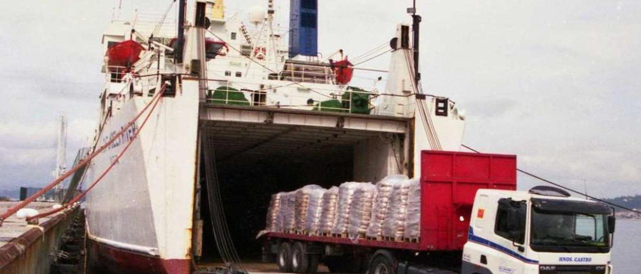 Zona del muelle comercial en la que se sitúa la rampa ro-ro del Puerto vilagarciano. // Iñaki Abella