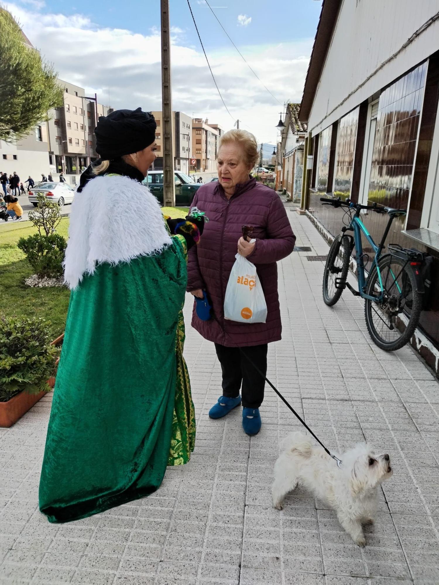 El Príncipe Aliatar dispara la ilusión en los barrios de Gijón (en imágenes)