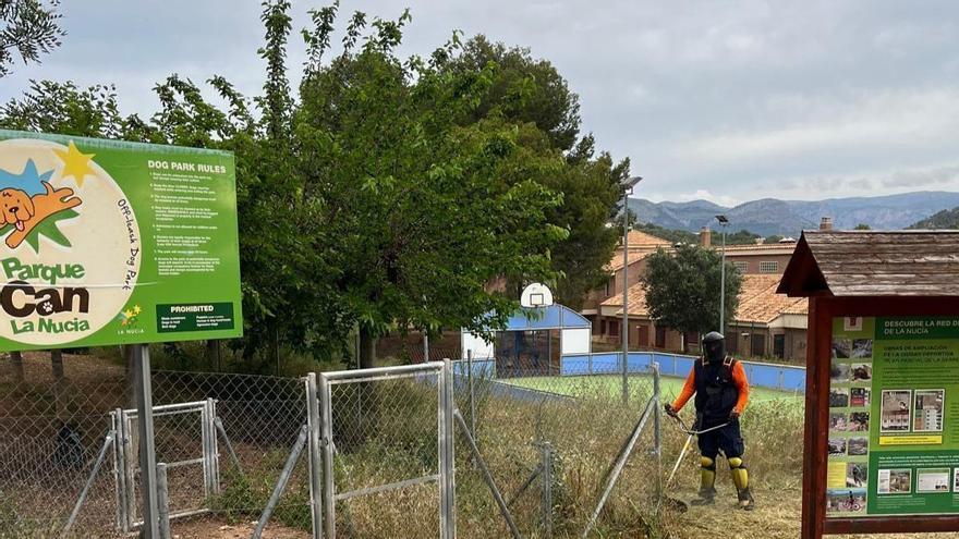 La Nucía realiza trabajos de limpieza y desbroce en las zonas caninas municipales