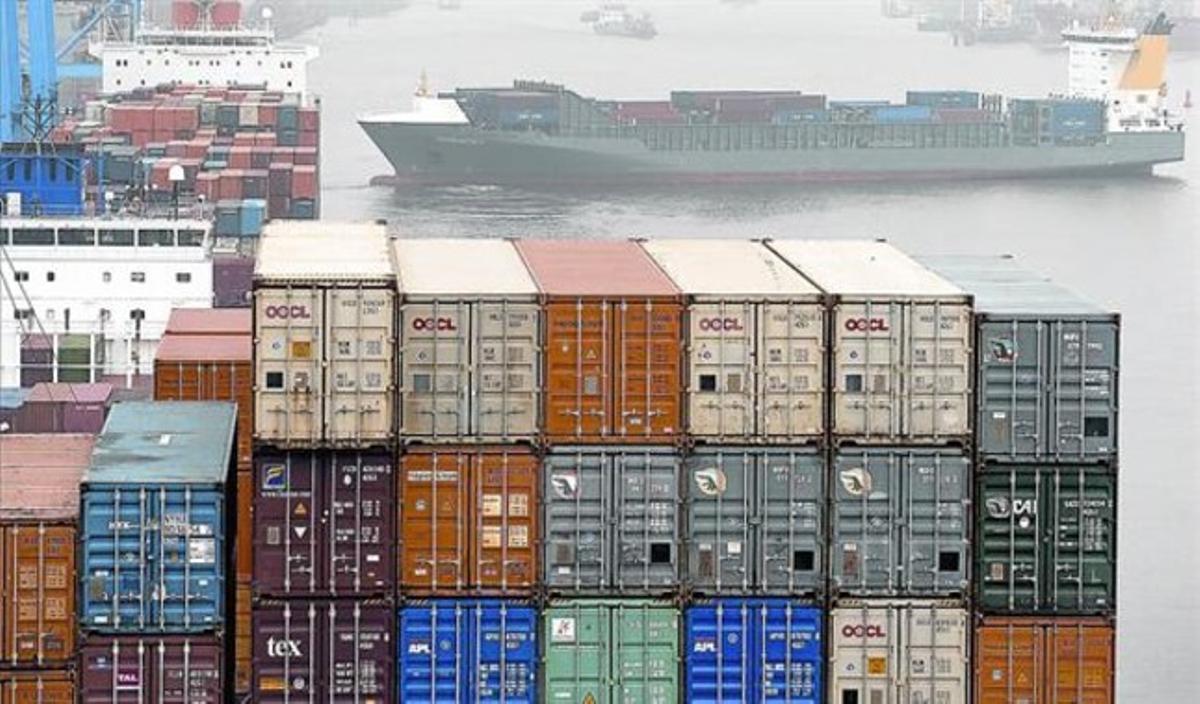 Menys exportacions 8 Contenidors a punt per embarcar en una de les terminals del port d’Hamburg, ahir.