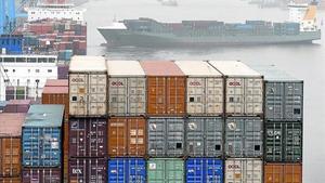 Menys exportacions 8 Contenidors a punt per embarcar en una de les terminals del port d’Hamburg, ahir.