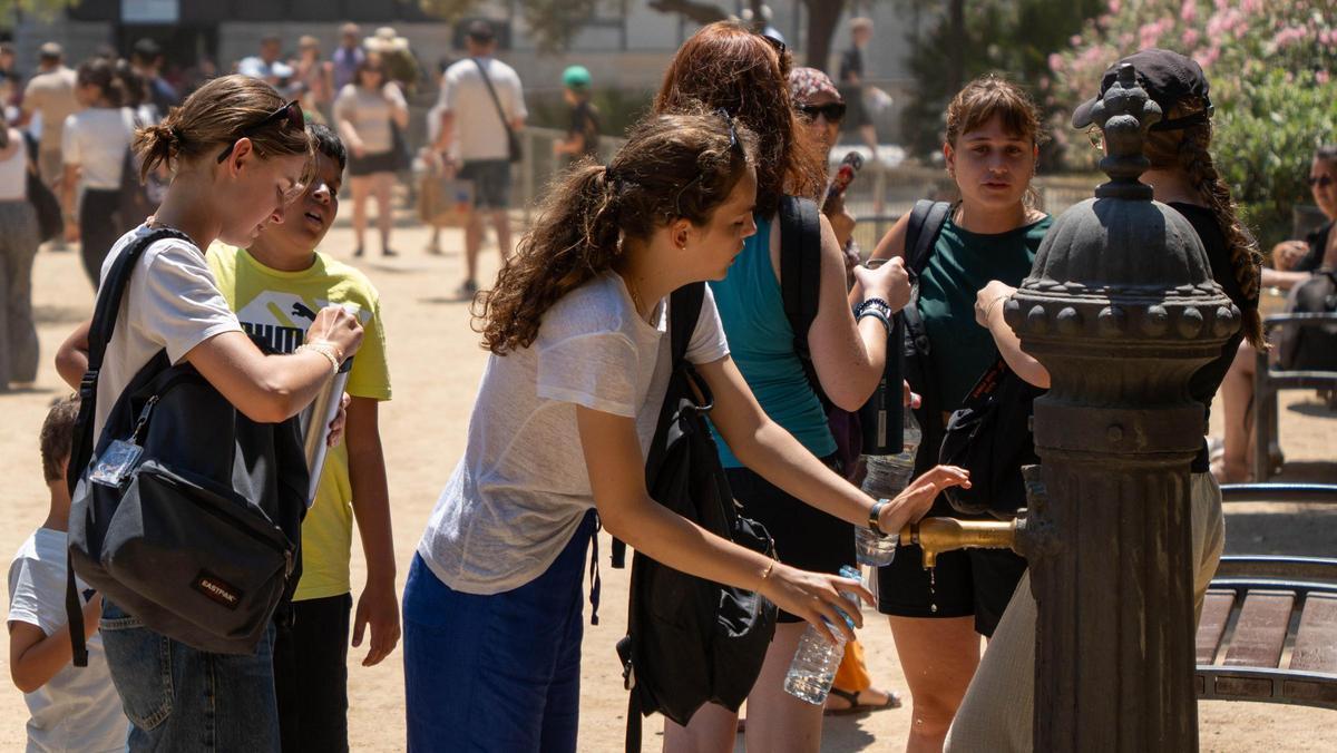 Jóvenes en Barcelona durante una ola de calor.