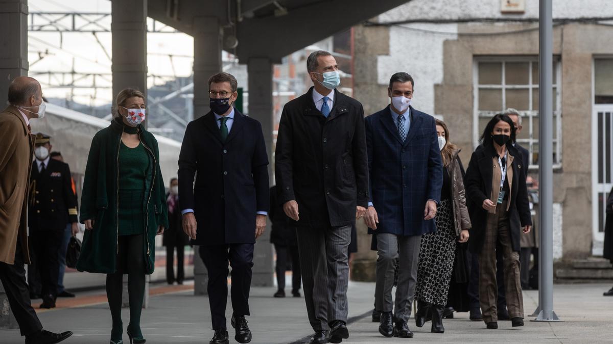 El rey Felipe VI y el presidente Pedro Sánchez en la inauguración del AVE a Galicia