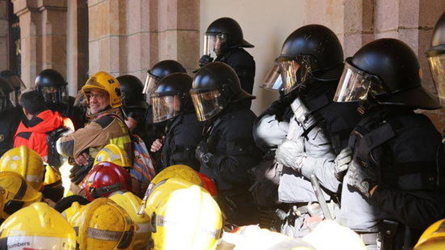 Els Bombers davant del Parlament protegit pels Mossos.