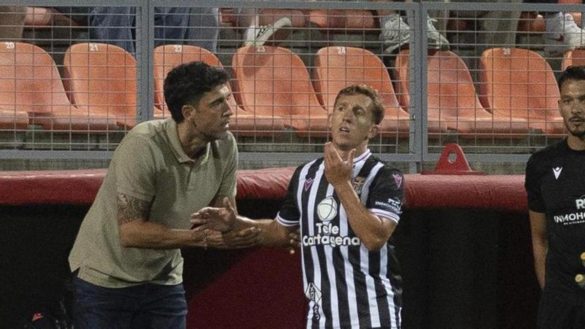 Íñigo Vélez, ante dos derbis y un once por resolver