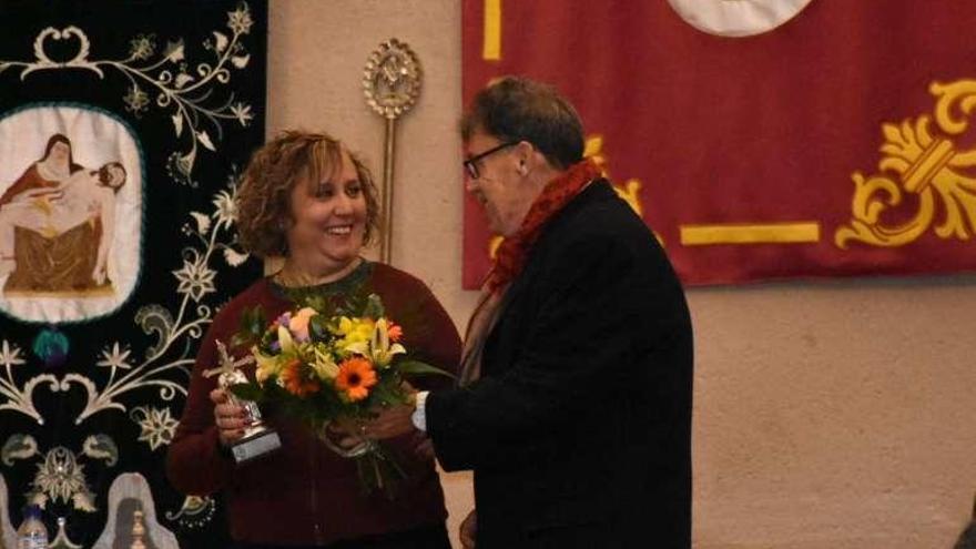 María Jesús Ainse recibe dos obsequios del presidente de la Junta Pro Semana Santa de Villalpando, José Andrés Castrillo. Derecha, Actuación del coro MUVI.