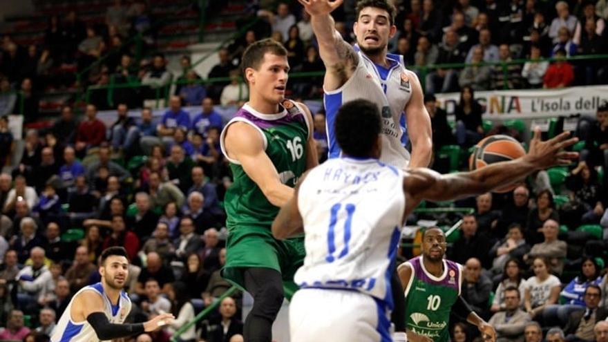 Haynes, de espaldas en defensa, volverá a medirse al Unicaja, ya que dejó Sassari por Panathinaikos.