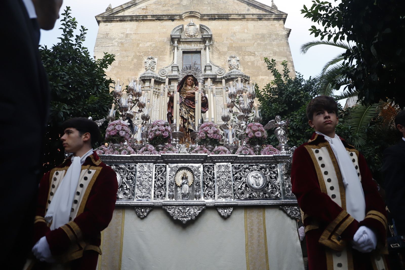 Los besamanos y procesiones del Día de Todos Los Santos, en imágenes