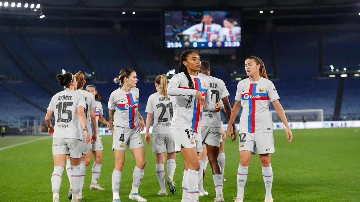 Salma celebra un gol con el Barcelona, con Mapi León en segundo plano