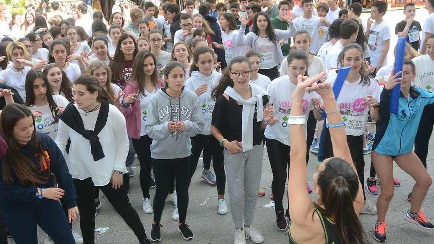 Una clase de zumba sirvió de calentamiento para los participantes en la Carrera contra el Hambre 2017. // Rafa Vázquez