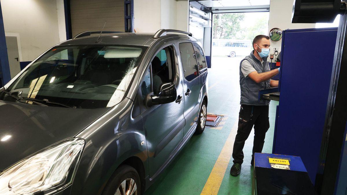 Un coche pasando la inspección de la ITV