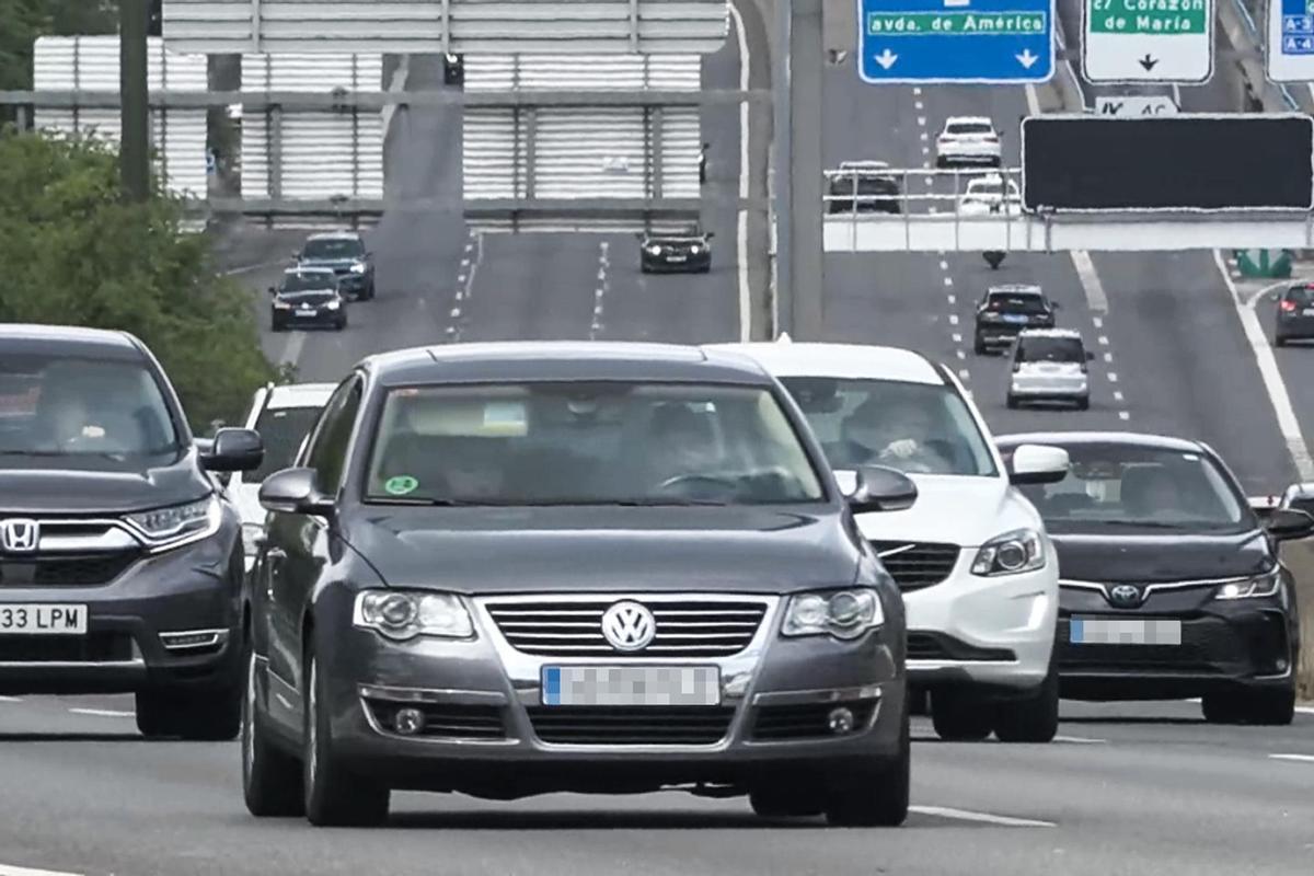 Muchos vehículos circulando por un autopista