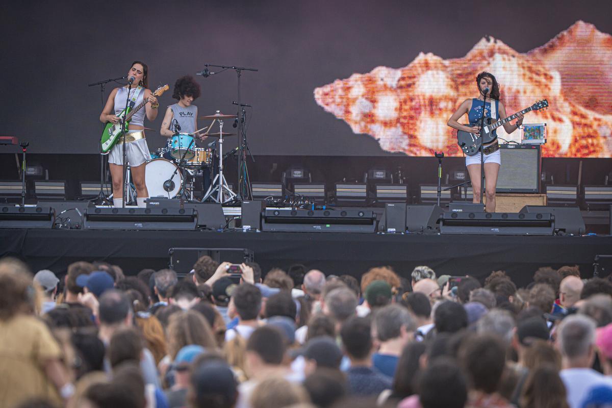 Barcelona 04/06/2025 Icult. Primer dia del primavera, gratis, con conciertos de hinds, la casa azul y caribou en el fòrum. Hinds a las 18.40, la casa azul empieza a las 20.10 y caribou a las 22. FOTOS: HINDS. AUTOR: MANU MITRU
