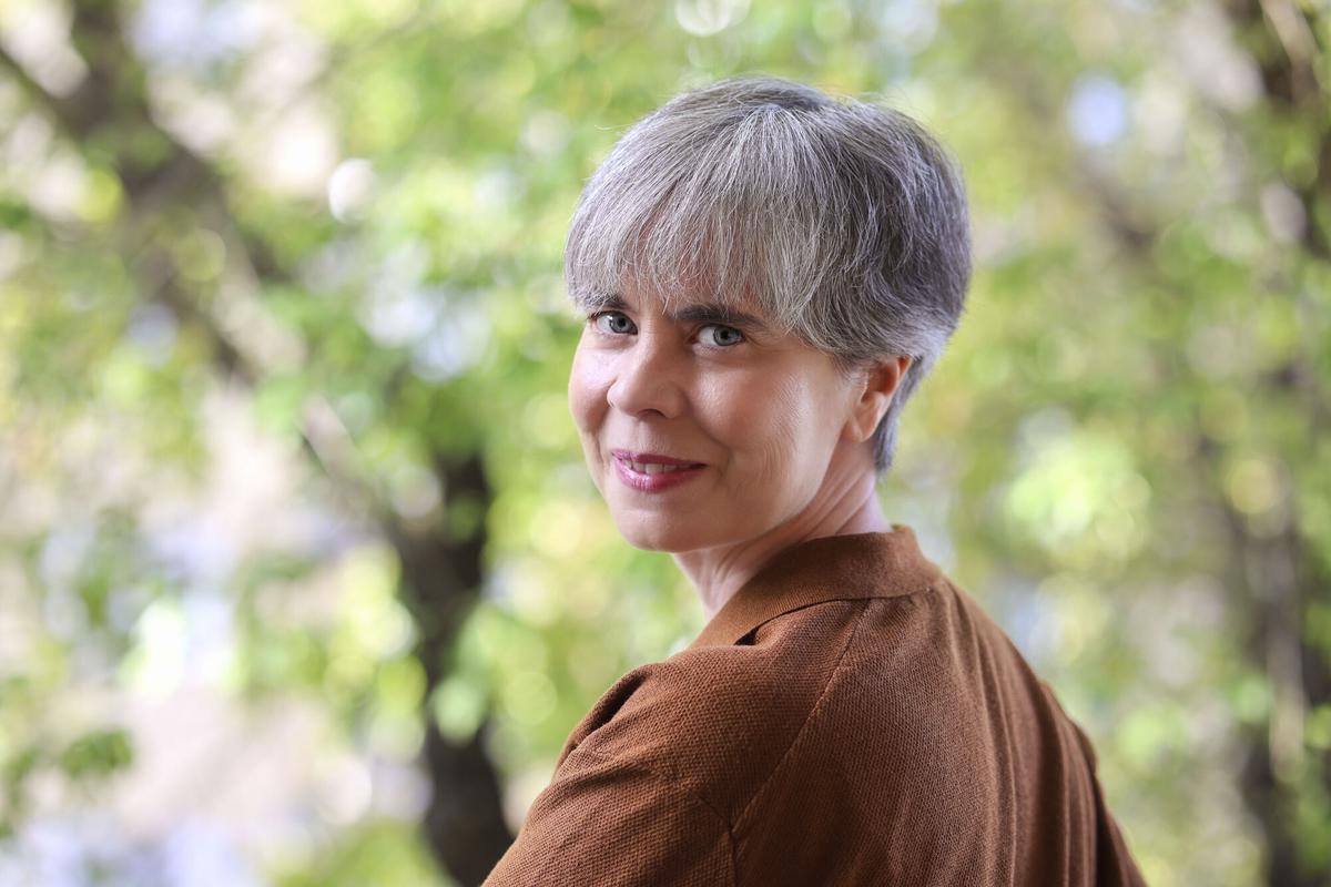 En los últimos años, la cara más amable y menos truculenta de la ficción criminal, etiquetada como 'cozy crime' (crimen acogedor), vive un momento de auge que ahora empieza a calar en España con autoras como Marina Sanmartín, quien esta semana publica 'La doble desaparición de Abril del Pino' (Salamandra).