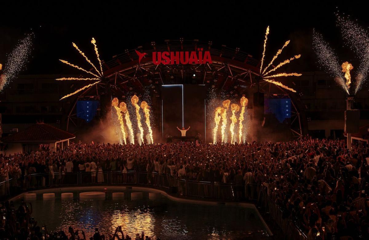 David Guetta en el escenario de Ushuaïa en una de sus fiestas F*** I’m Famous! | USHUAÏA IBIZA