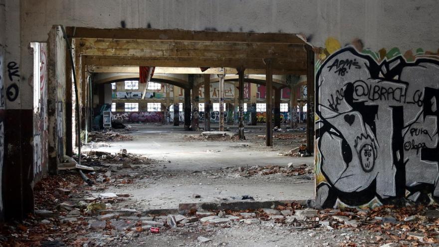 Interior d&#039;una de les naus abandonades a la carretera Barcelona de Girona