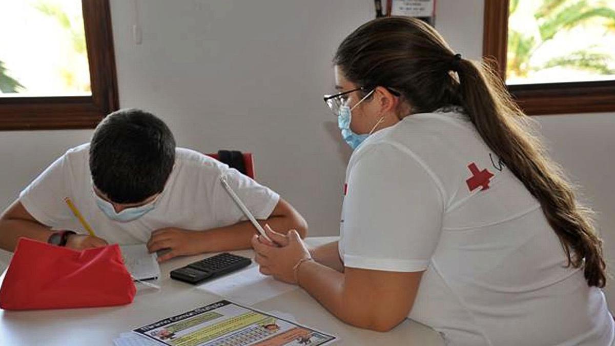 La ayuda a niños en el ámbito de la educación es una de las acciones de Cruz Roja Española en la provincia. | | E.D.