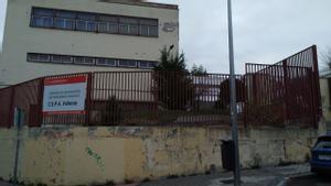 Fachada y muro exterior del deteriorado CEPA de Vallecas.