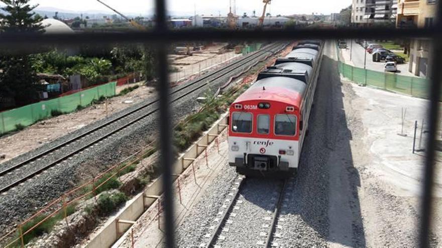 Una imagen del Cercanías saliendo de la estación de Orihuela.