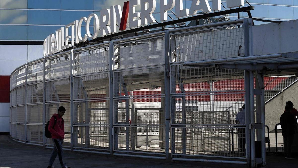 Un joven llega a las instalaciones de River Plate, donde se han denunciado abusos sexuales.