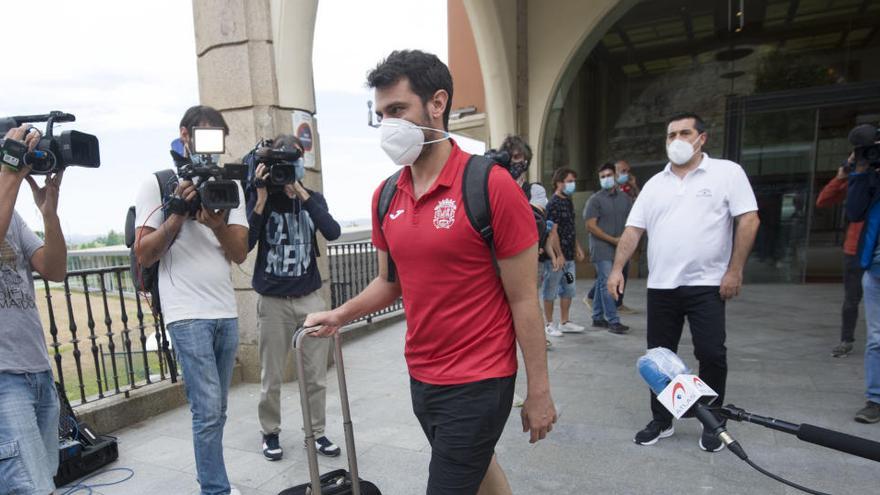 Un jugador del Fuenlabrada, en su anterior desplazamiento a A Coruña.